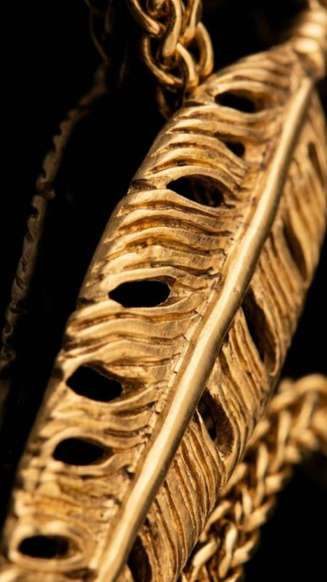 Feather Necklace – Sacred Symbol of Freedom & Spiritual Elevation | 18K Gold