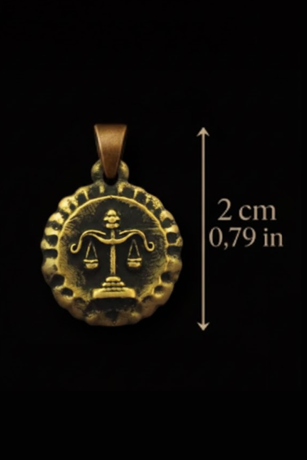 a pendant with a gold-colored design, which appears to be a symbol of justice or scales. The pendant is described as being 2 cm in diameter.
