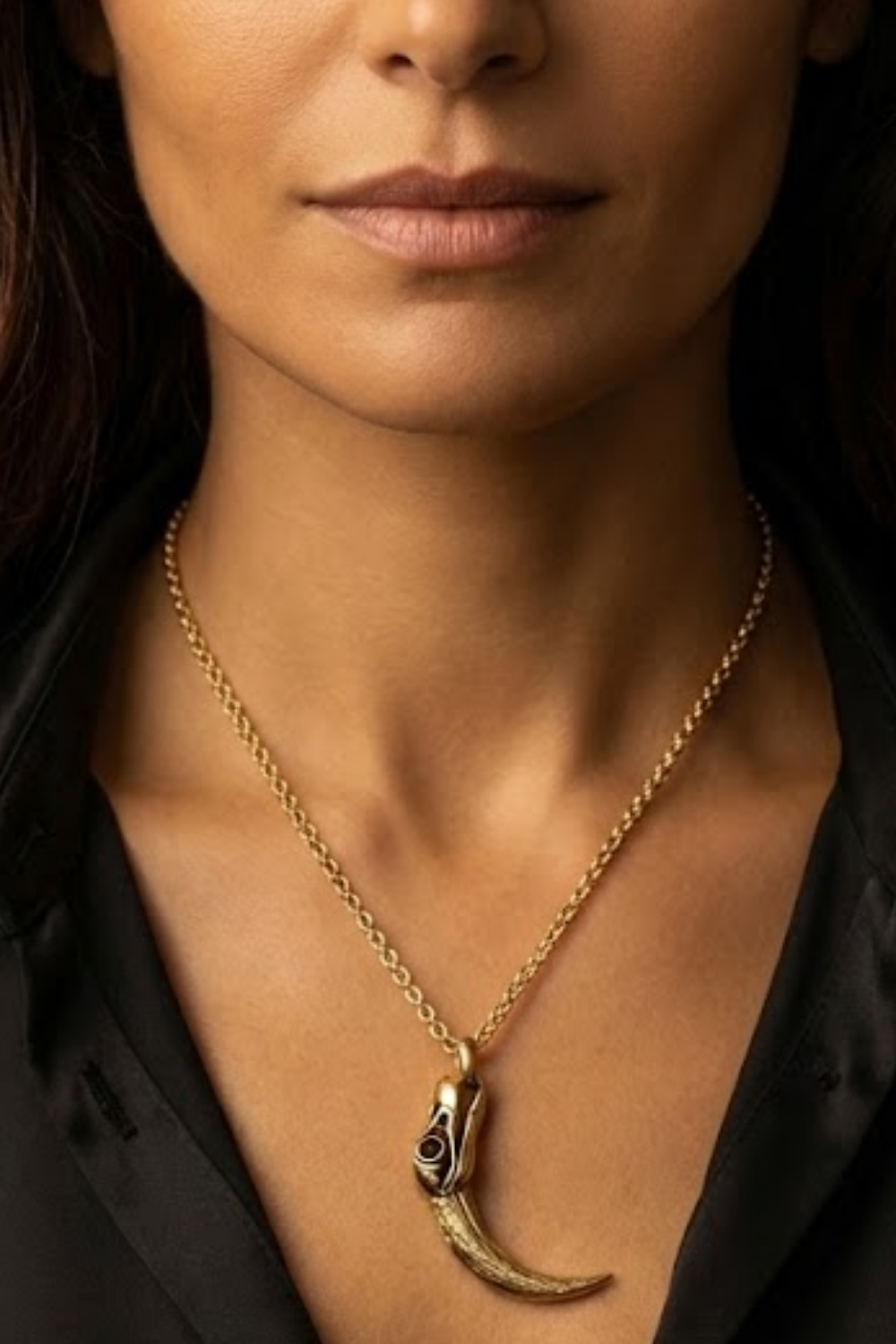 Collar Cabeza de Cuervo | Símbolo de Sabiduría, Transformación y Misterio | Hecho a mano en Plata 925, Baño de Oro 24K, Bronce