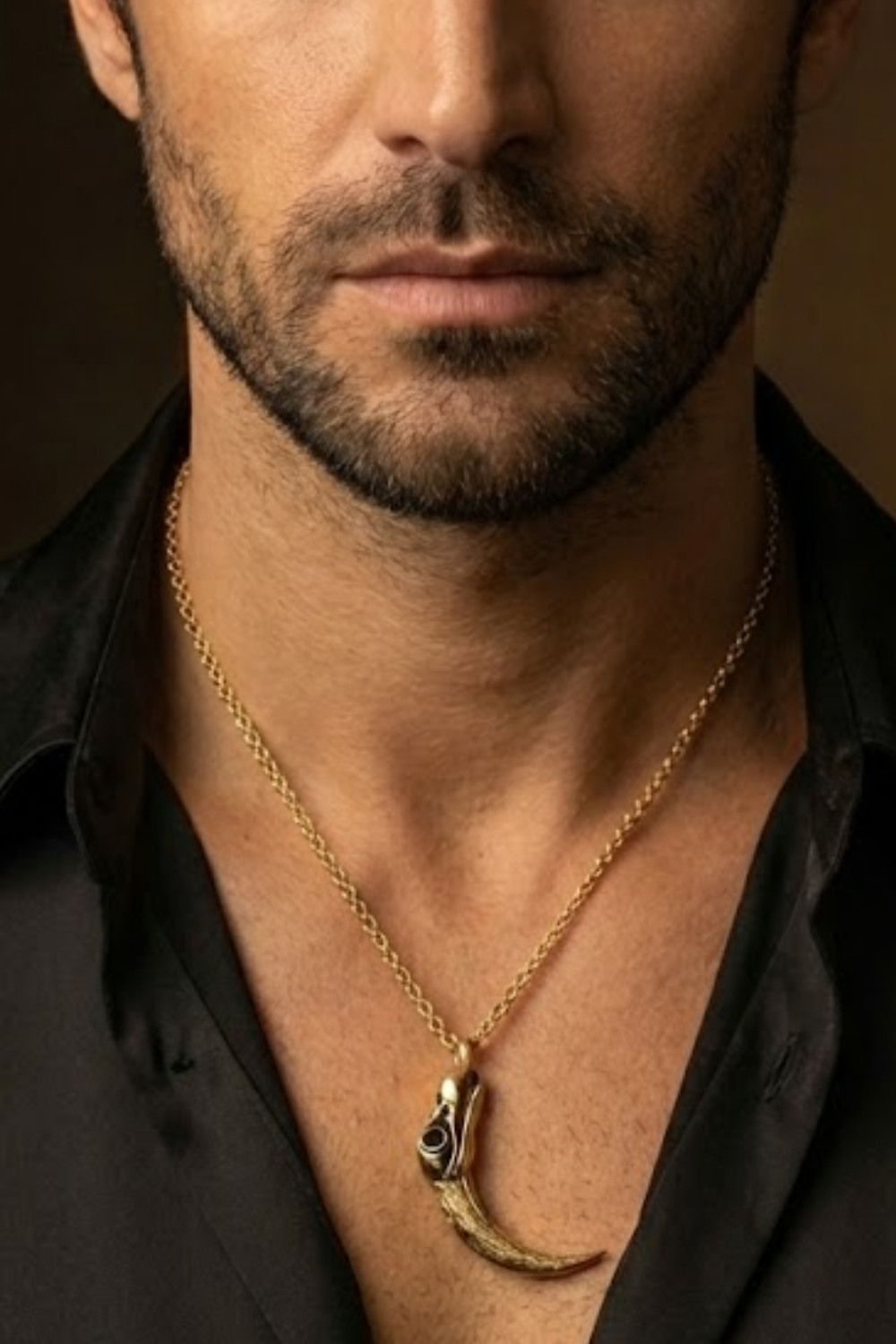 Collar Cabeza de Cuervo | Símbolo de Sabiduría, Transformación y Misterio | Hecho a mano en Plata 925, Baño de Oro 24K, Bronce