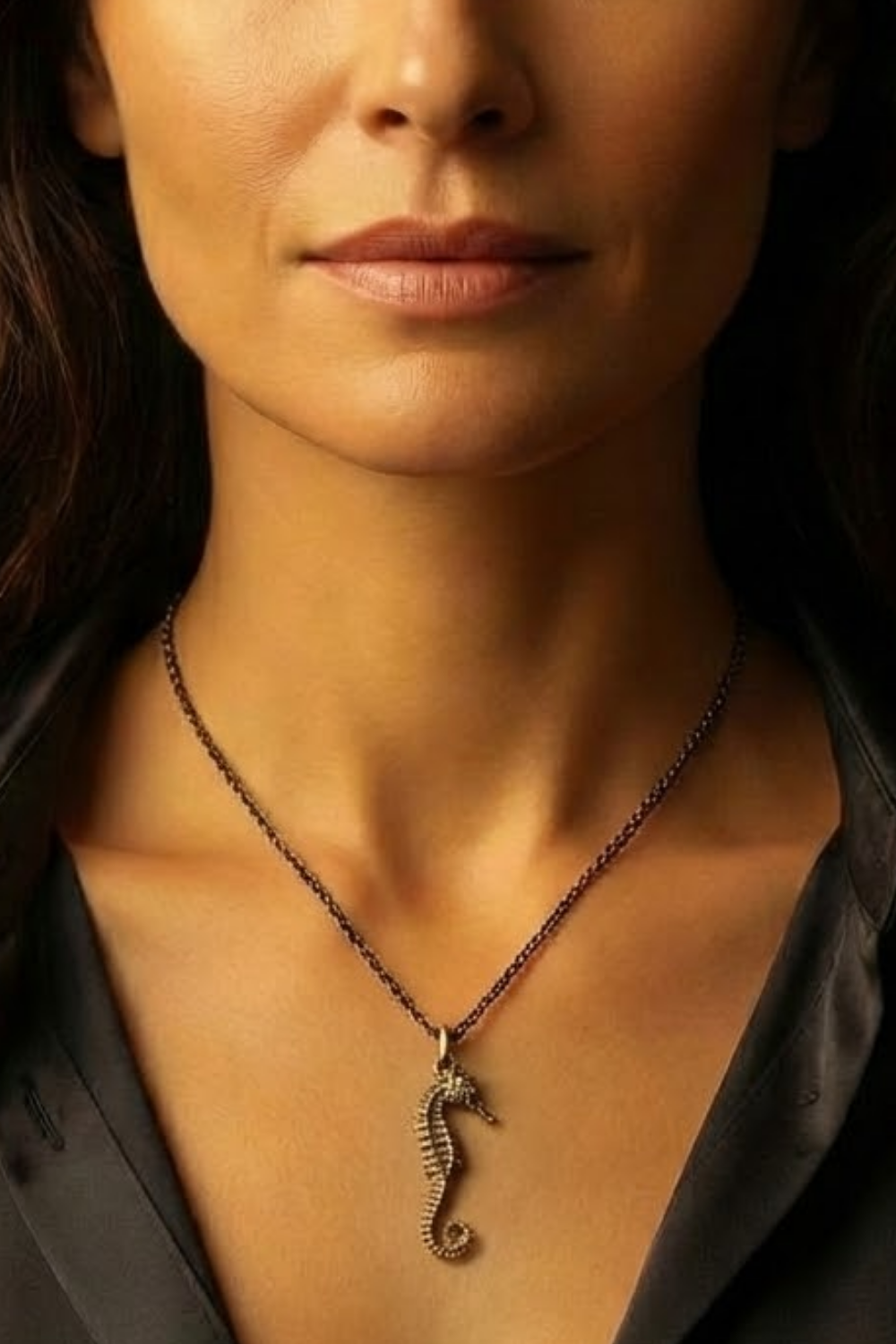 Collar Cabeza de Cuervo | Símbolo de Sabiduría, Transformación y Misterio | Hecho a mano en Plata 925, Baño de Oro 24K, Bronce