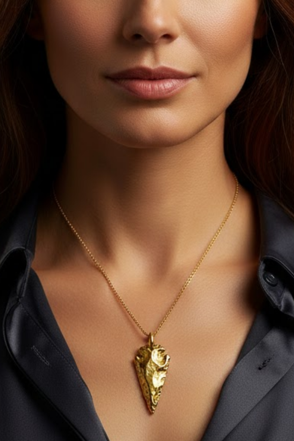 Collar Cabeza de Cuervo | Símbolo de Sabiduría, Transformación y Misterio | Hecho a mano en Plata 925, Baño de Oro 24K, Bronce