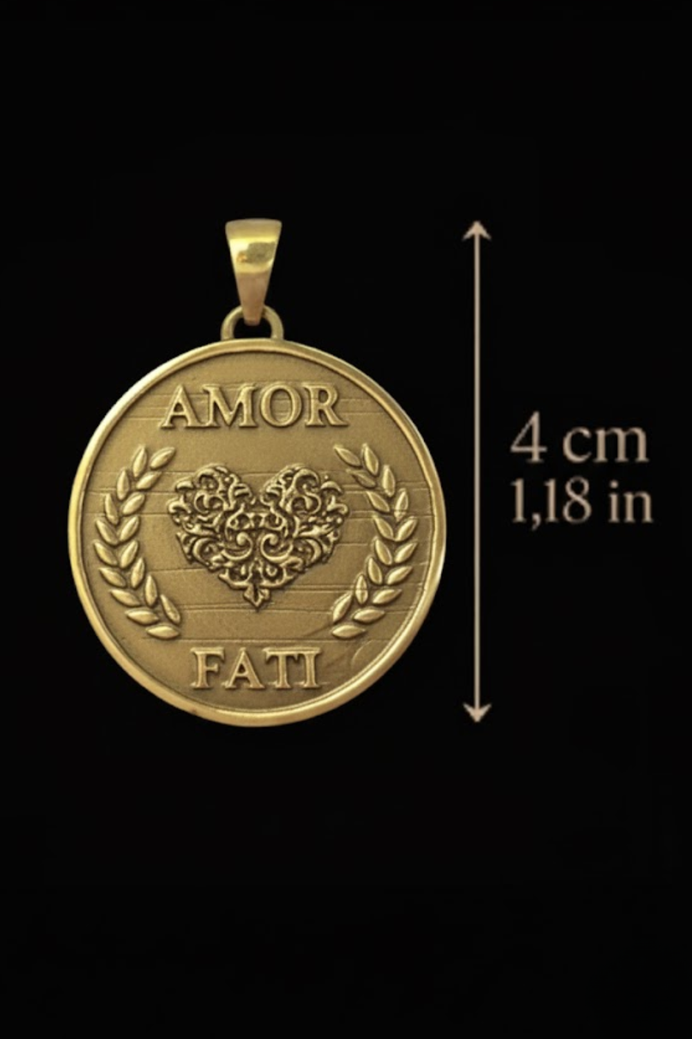 a gold-colored pendant with the words "AMOR FAMI" engraved on it, along with a heart symbol. The pendant is approximately 4 centimeters in diameter.