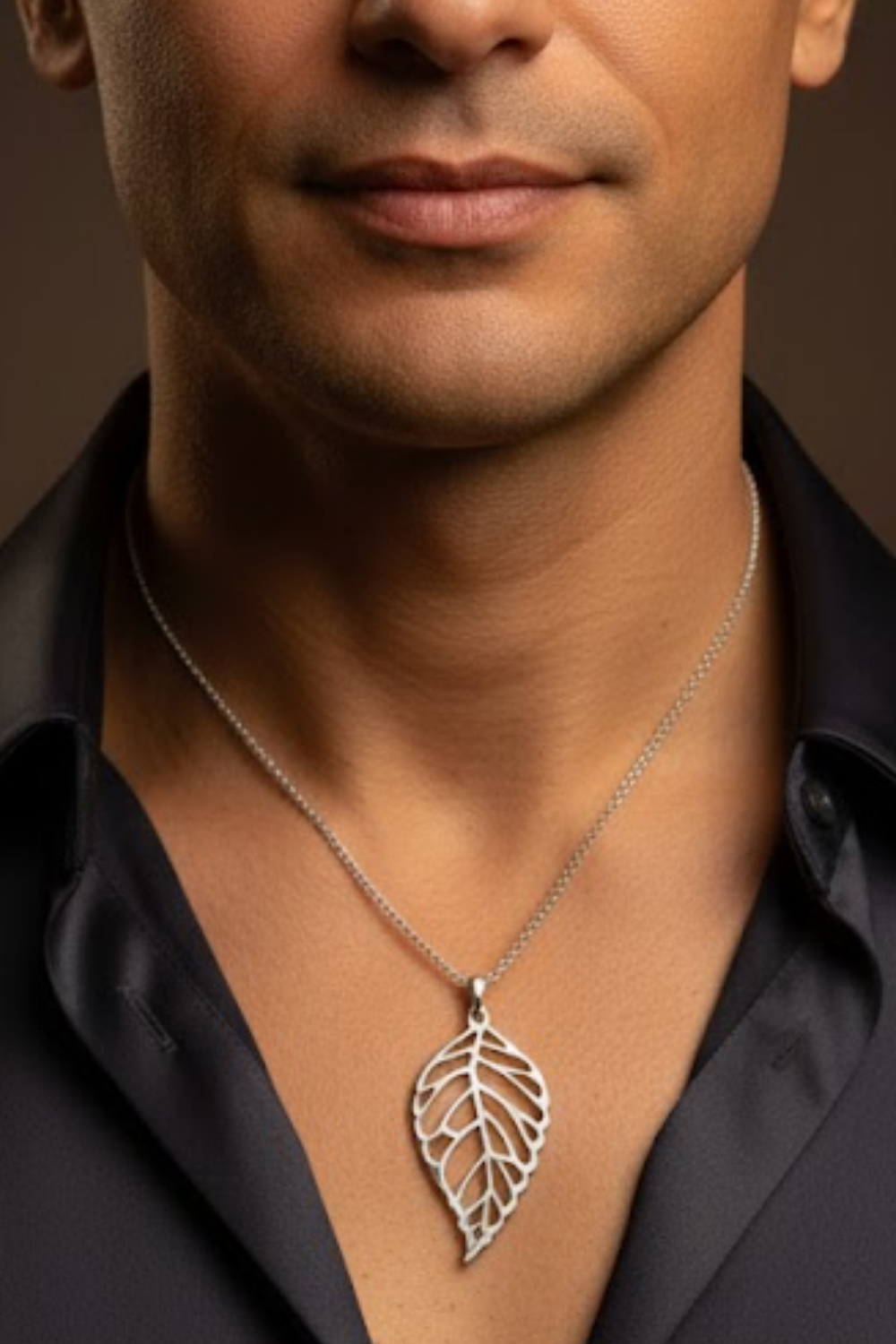 Collar Cabeza de Cuervo | Símbolo de Sabiduría, Transformación y Misterio | Hecho a mano en Plata 925, Baño de Oro 24K, Bronce
