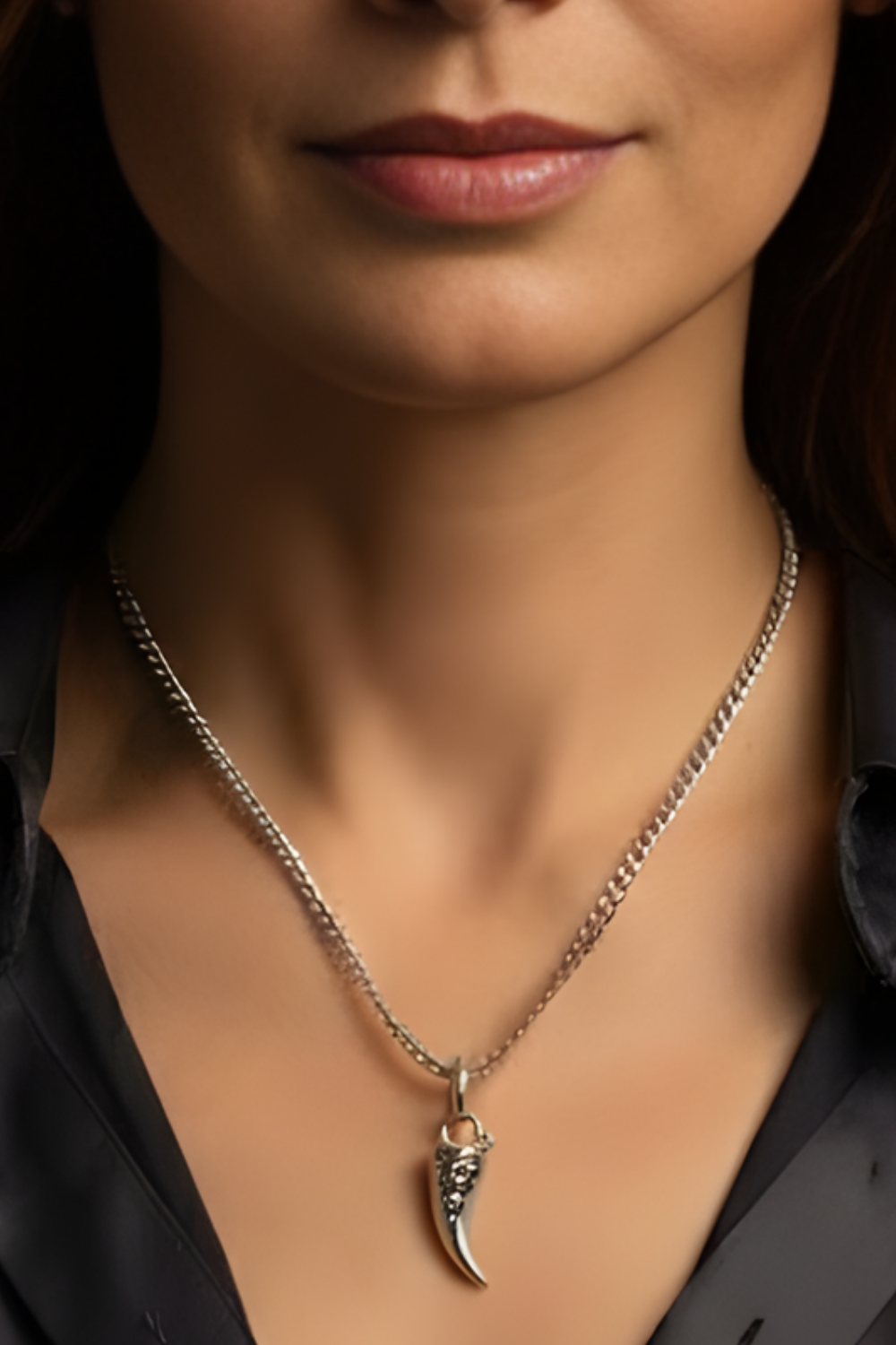 Collar Cabeza de Cuervo | Símbolo de Sabiduría, Transformación y Misterio | Hecho a mano en Plata 925, Baño de Oro 24K, Bronce