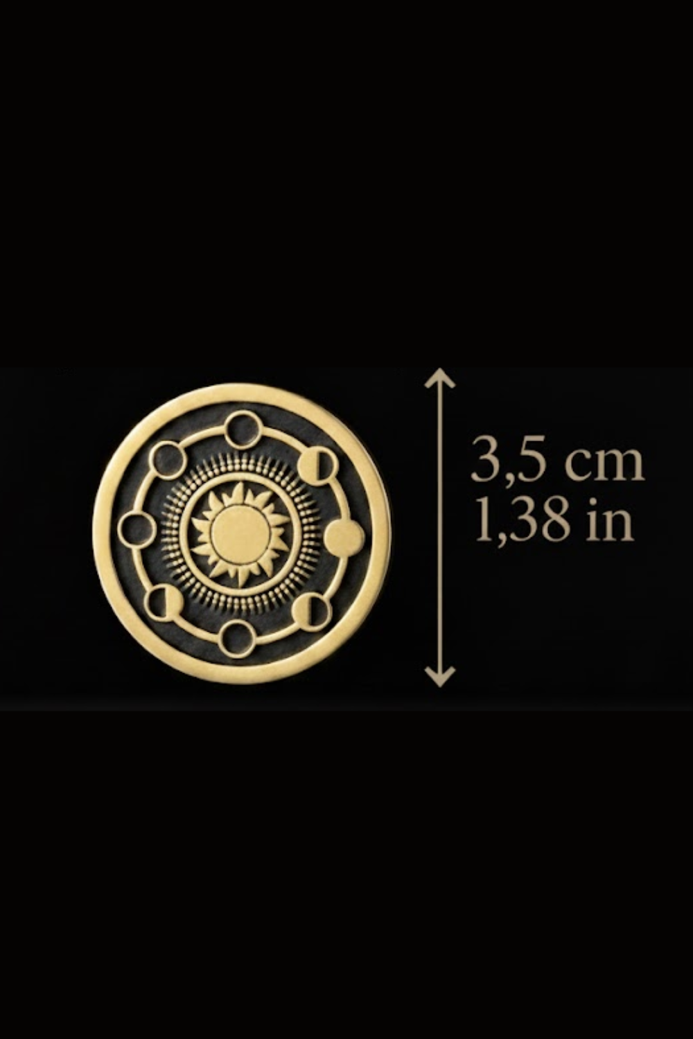 The image is a gold-colored emblem with a sun and moon design, and it is described as being 3.5 cm in diameter and 1,38 in in height.