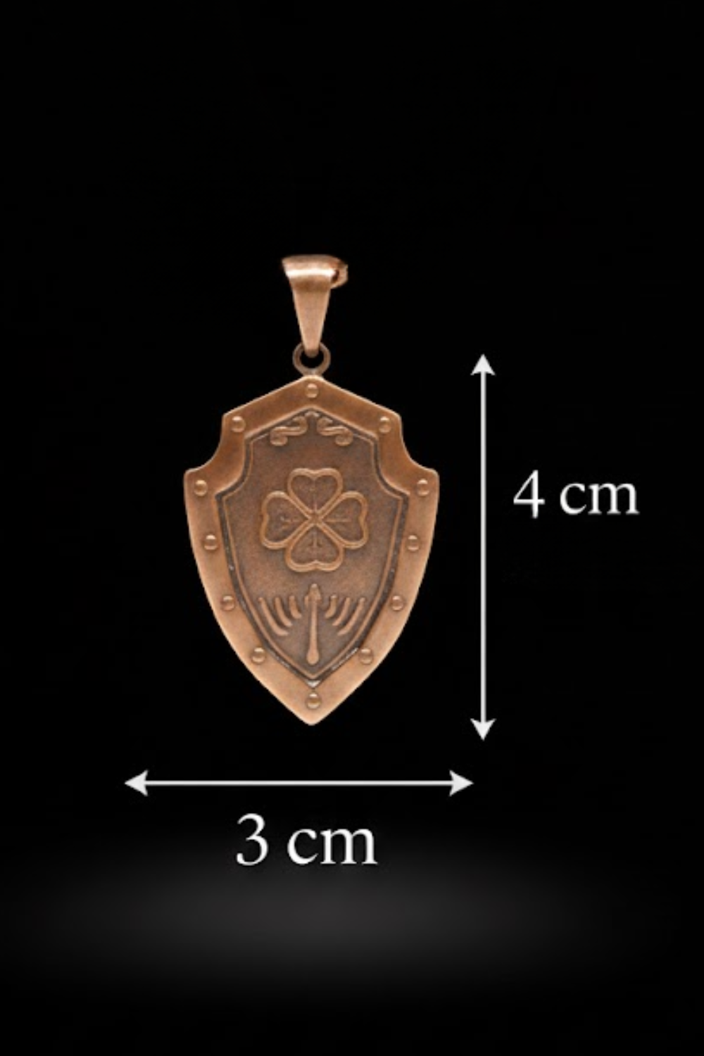 A shield-shaped pendant with a four-leaf clover design, measuring 4 centimeters in length.
