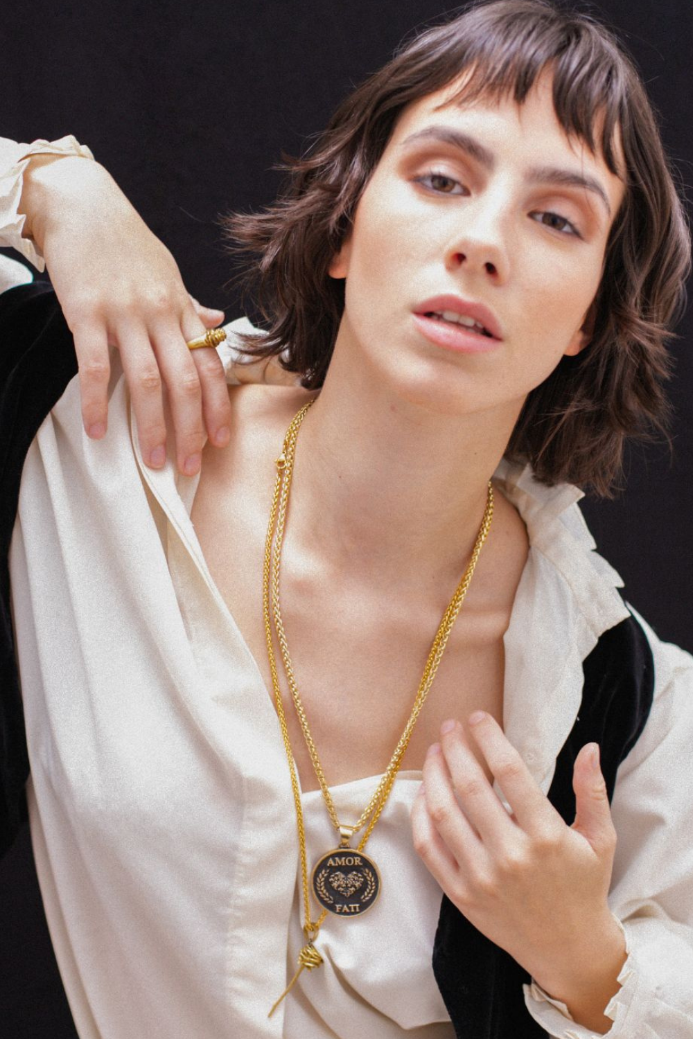 Collar Amor Fati Large (4 cm) – Colgante hecho a mano de Aceptación y Destino en Plata 925, Baño Oro 24K, Bronce y Cobre