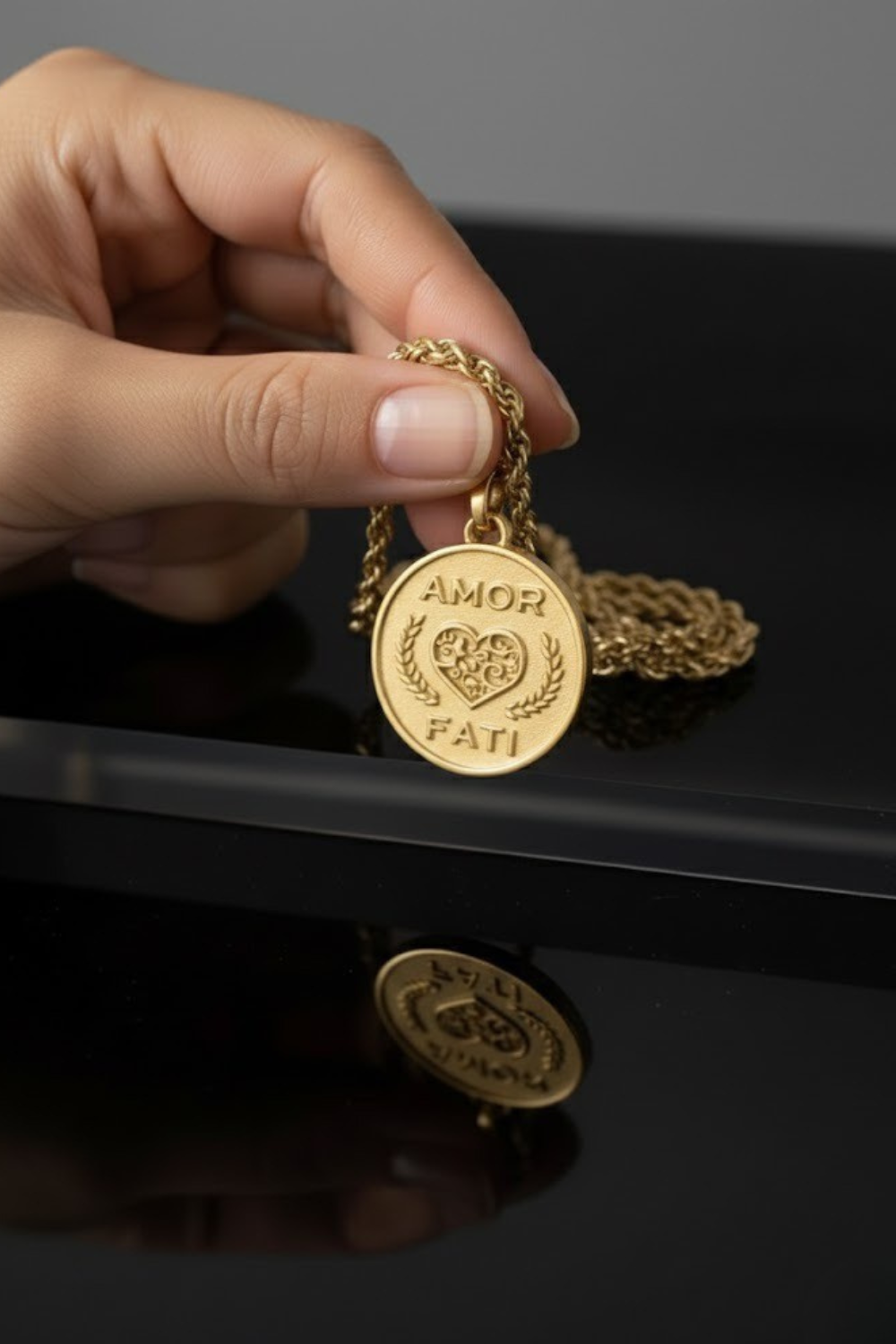 Collar Amor Fati Medium (2.5 cm) | Talismán Artesanal del Amor y el Destino | Hecho a mano Plata Esterlina 925,  Baño Oro de 24K, Bronce, Cobre