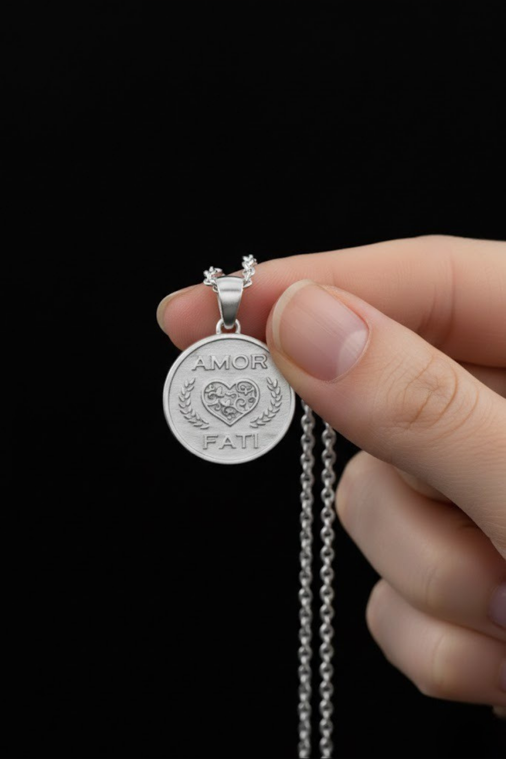 Collar Amor Fati Pequeño (1.8 cm) | Hecho a Mano en Oro de 18K | Símbolo Artesanal de Aceptación, Sabiduría y Destino