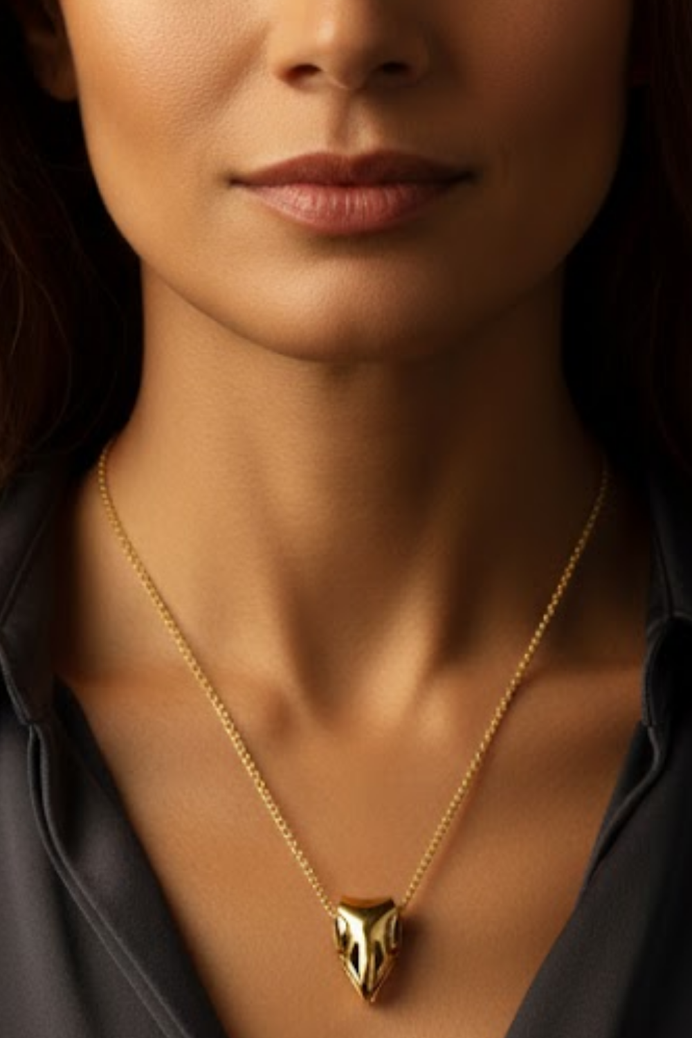 Collar Cabeza de Cuervo | Símbolo de Sabiduría, Transformación y Misterio | Hecho a mano en Plata 925, Baño de Oro 24K, Bronce
