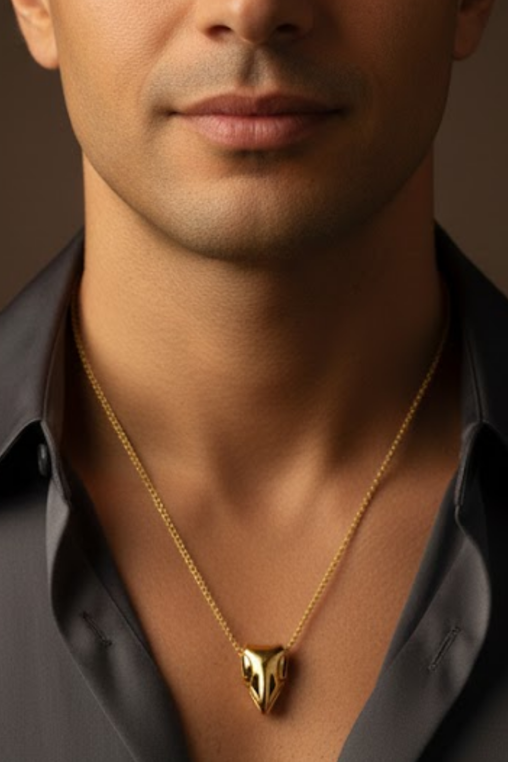Collar Cabeza de Cuervo | Símbolo de Sabiduría, Transformación y Misterio | Hecho a mano en Plata 925, Baño de Oro 24K, Bronce