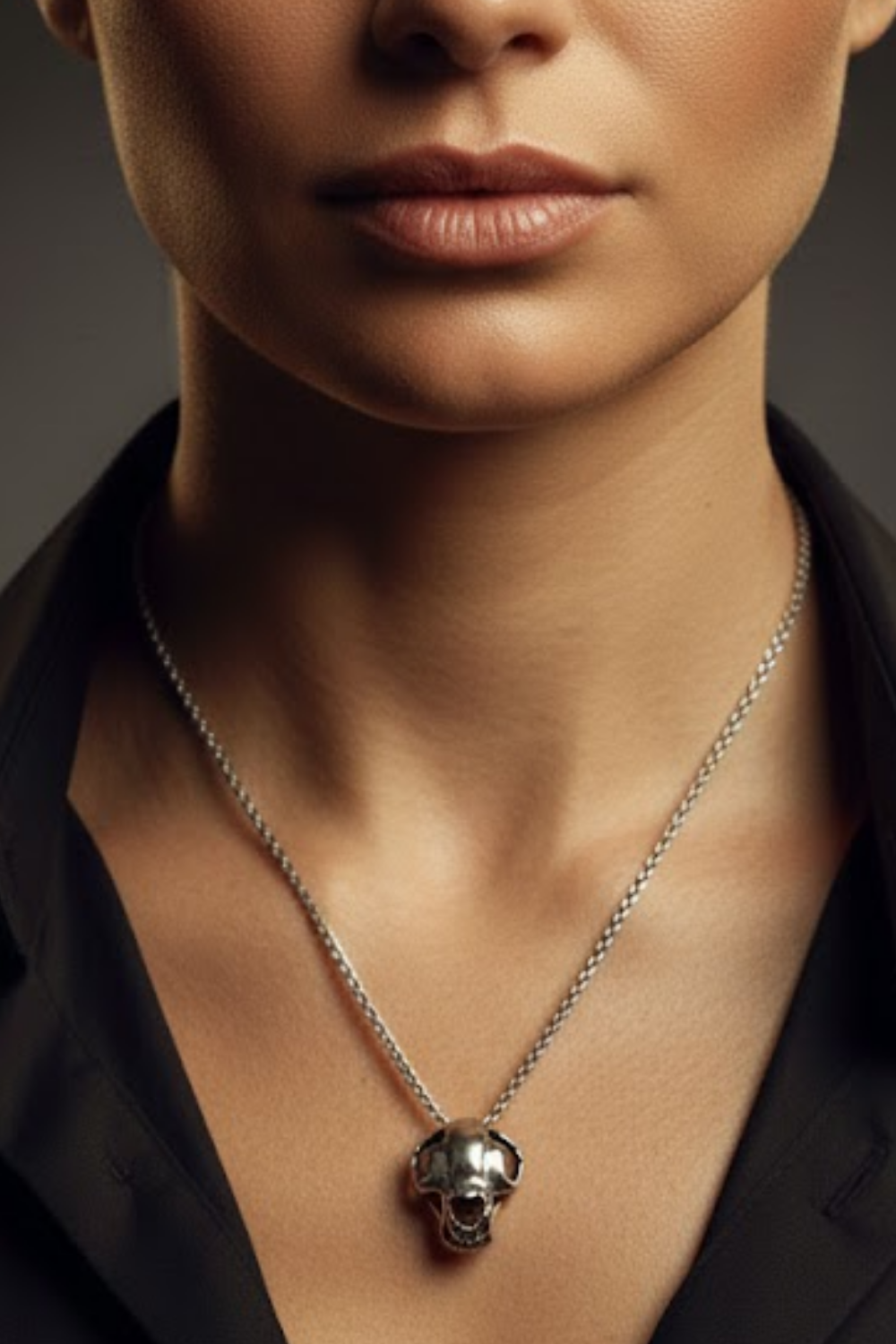 Collar Cabeza de Cuervo | Símbolo de Sabiduría, Transformación y Misterio | Hecho a mano en Plata 925, Baño de Oro 24K, Bronce