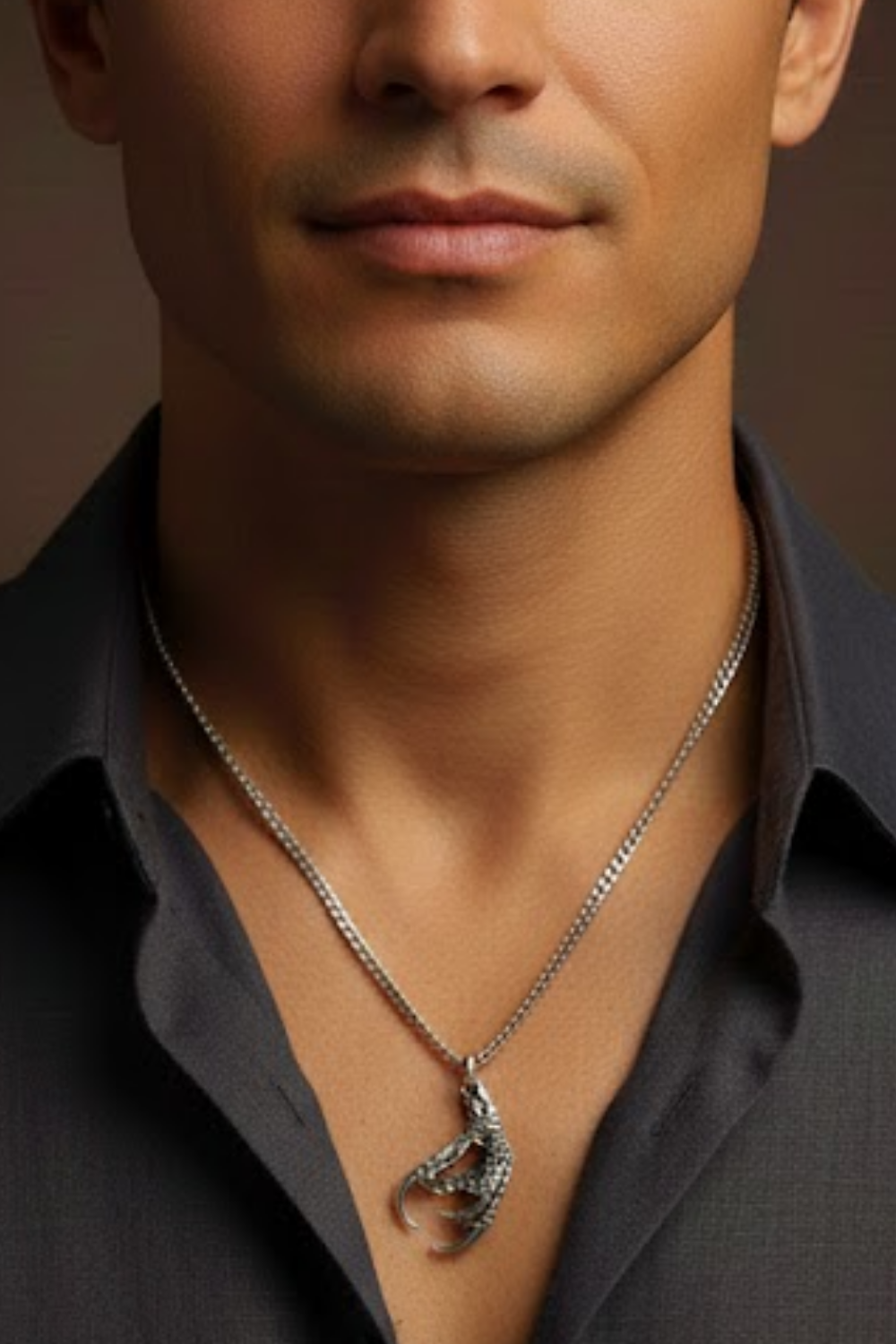 Collar Cabeza de Cuervo | Símbolo de Sabiduría, Transformación y Misterio | Hecho a mano en Plata 925, Baño de Oro 24K, Bronce