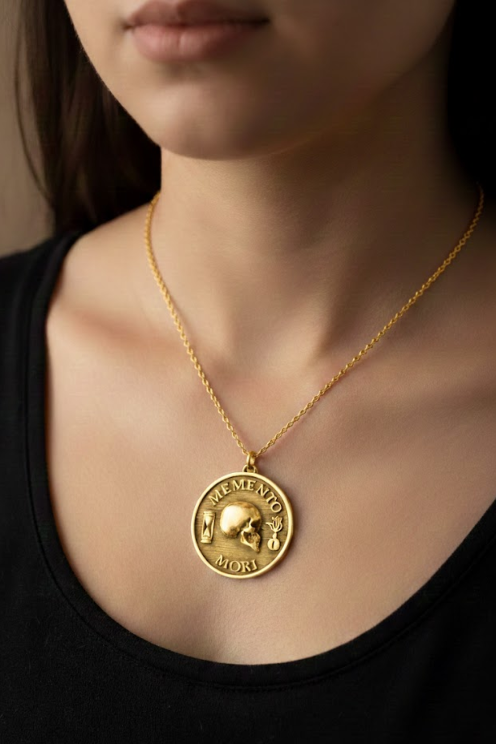 Collar Memento Mori Grande (4 cm) – Talismán Estoico de Consciencia y Propósito | Plata 925, Baño Oro 24K, Bronce, Cobre