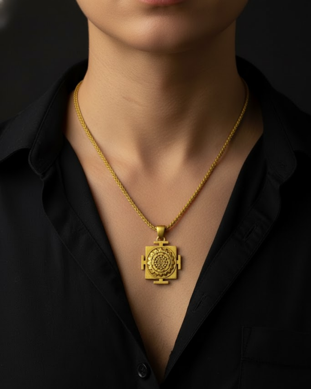 Collar Colgante Sri Yantra Cuadrado – Símbolo Sagrado de Energía en Oro 18K